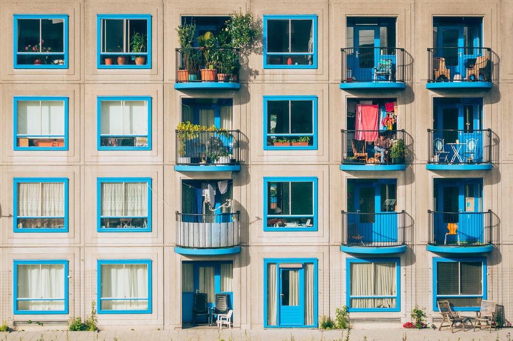 An aprtment building with blue window